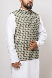 Detailed view of the cotton fabric and checkered pattern on the olive green Modi jacket.