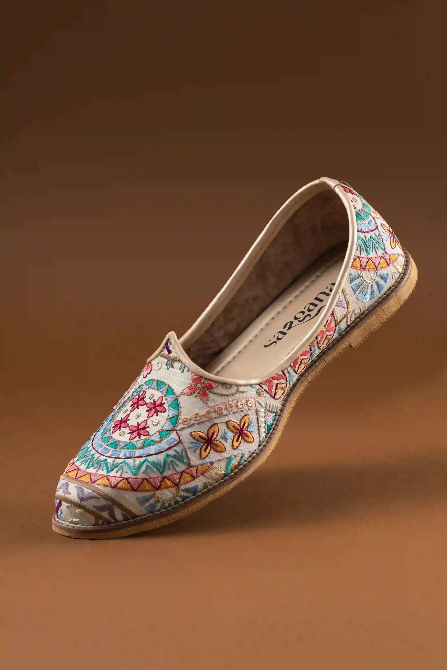 Handcrafted Embriodered Off White Jutti