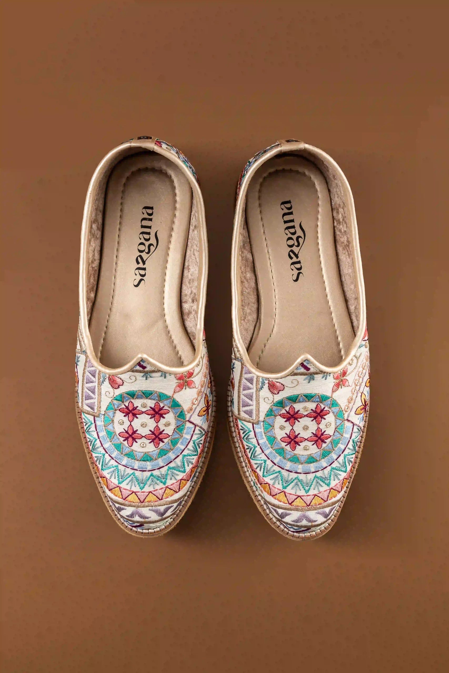 Handcrafted Embriodered Off White Jutti