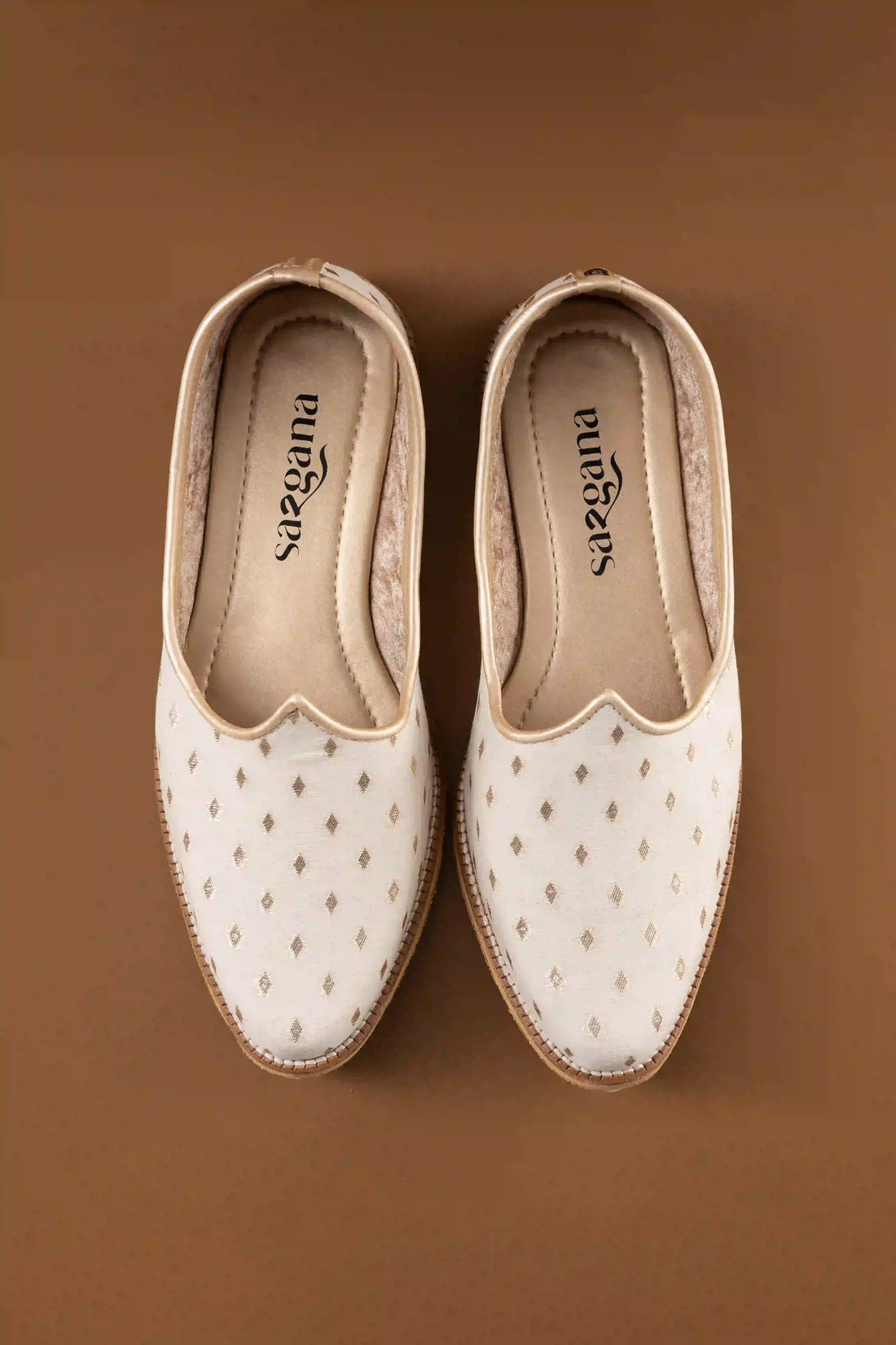 Handcrafted jutti showcasing the back design with off white butta pattern
